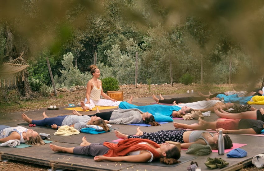 Can a Beginner Do a Yoga Teacher Training? Yes! Of Course 2 community-is-something-to-lean-on